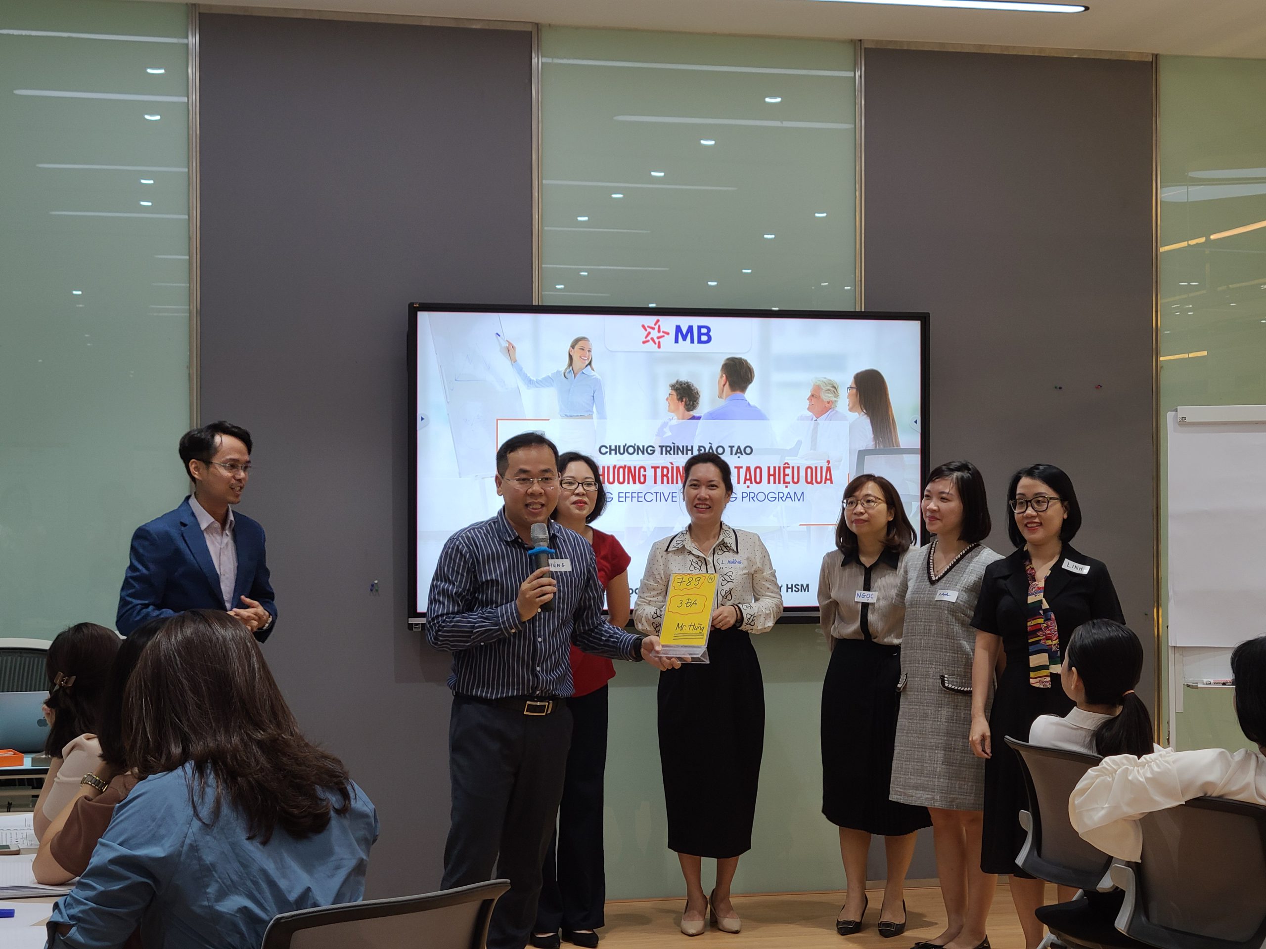 Học viên thuyết trình trong Chương trình đào tạo “Thiết kế chương trình đạo tạo hiệu quả” MB Bank