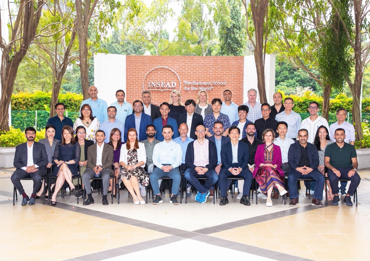 Info-Business Ảnh tốt nghiệp khoá học về Chiến lược Kinh doanh với các lãnh đạo cấp cao của Google, Hitachi, Công ty thuốc là BAT, Mercedes Benz…