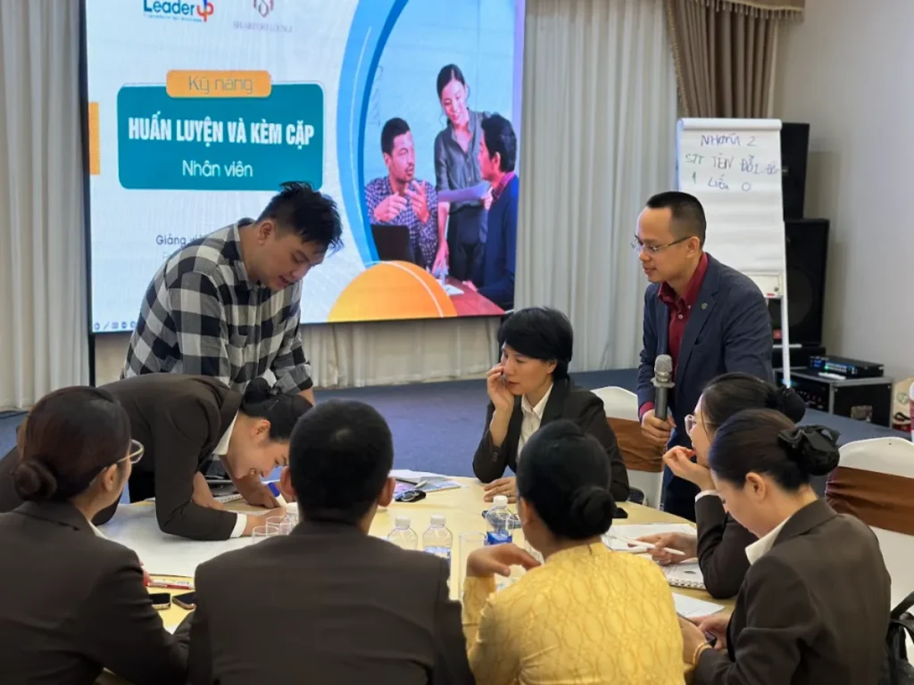 Đàm Thế Ngọc trong buổi đào tạo đội ngũ nhân viên