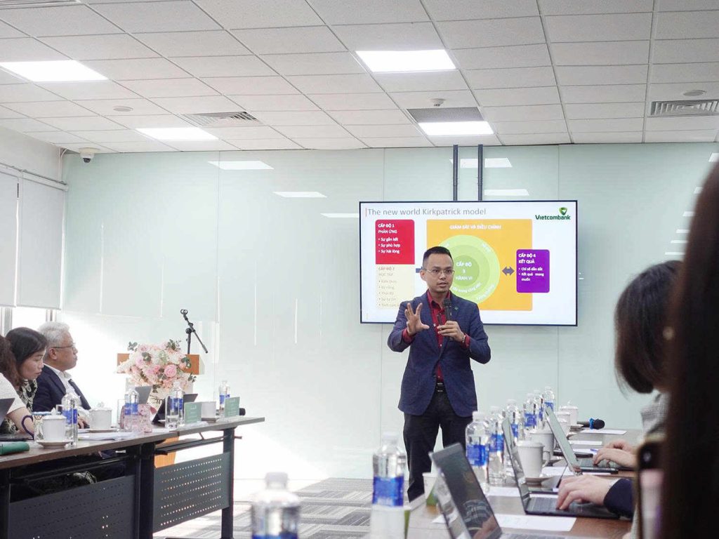 Hình ảnh thầy Đàm Thế Ngọc chia sẻ mô hình đánh giá hiệu quả đào tạo tại Vietcombank
