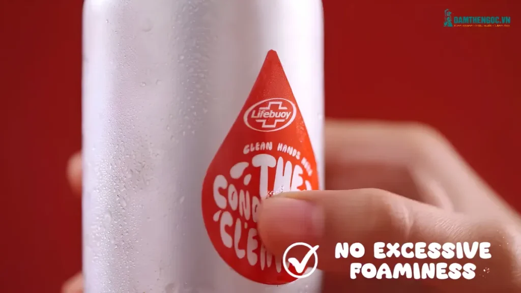 Customer Insight của Lifebuoy được khai thác từ thói quen vô thức quẹt tay lên chai nước lạnh để làm sạch tay